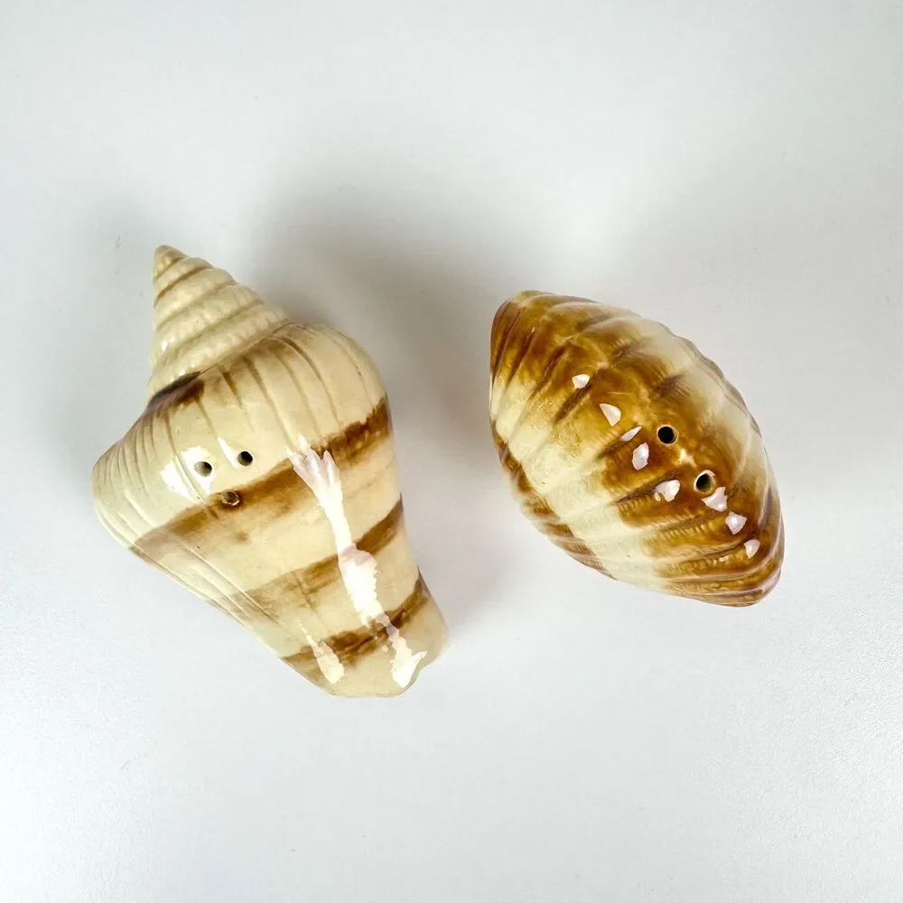Vintage Ceramic Seashell Salt & Pepper Shakers / Coastal Cottage Kitchen Decor